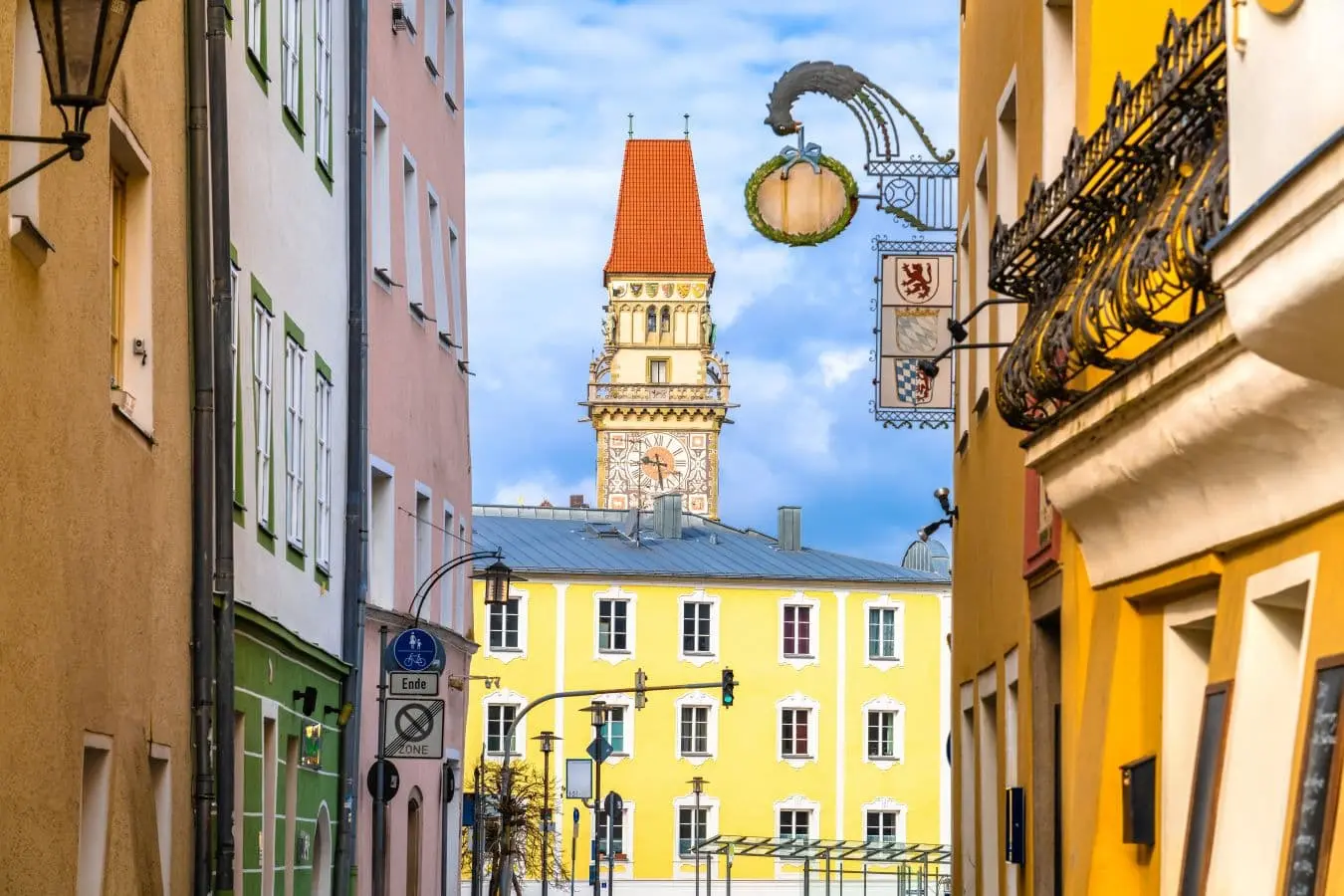 Blick auf eine farbenfrohe Straße und die Architektur in der Passauer Altstadt