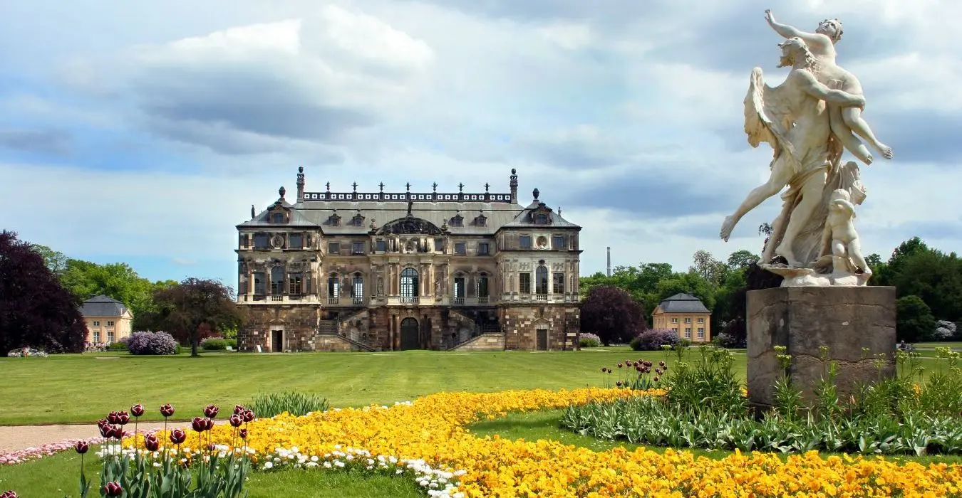 Palais Großer Garten Dresden mit Schmuckplatz und Skulptur „Die Zeit entführt die Schönheit“