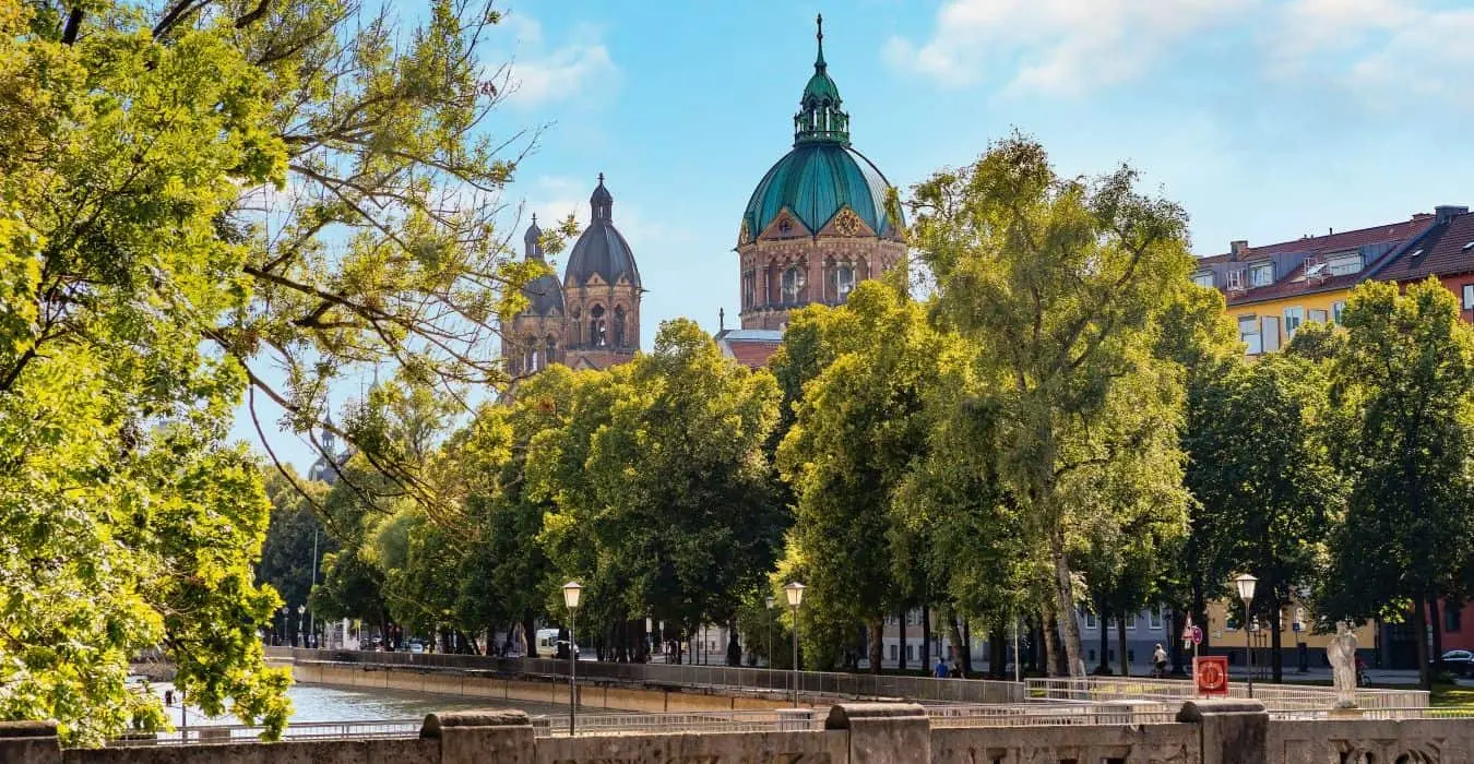 Blick von der Isar auf die Kirche St. Anna im Lehel, München