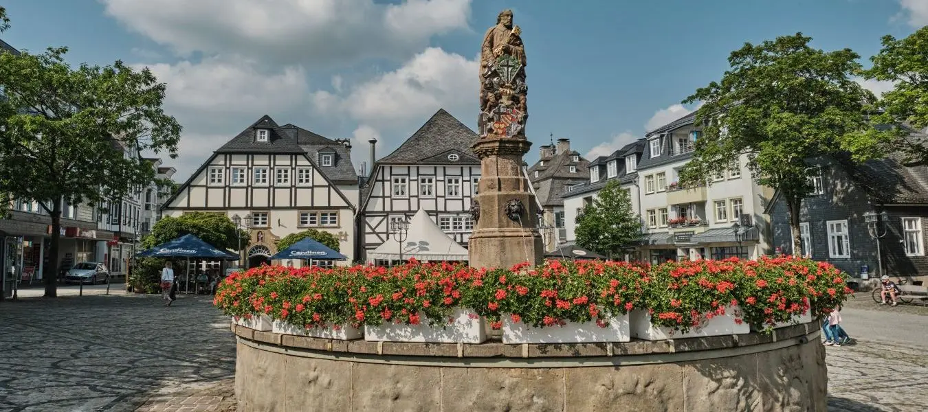 Alter Brunnen mit Skulptur im Stadtzentrum von Brilon