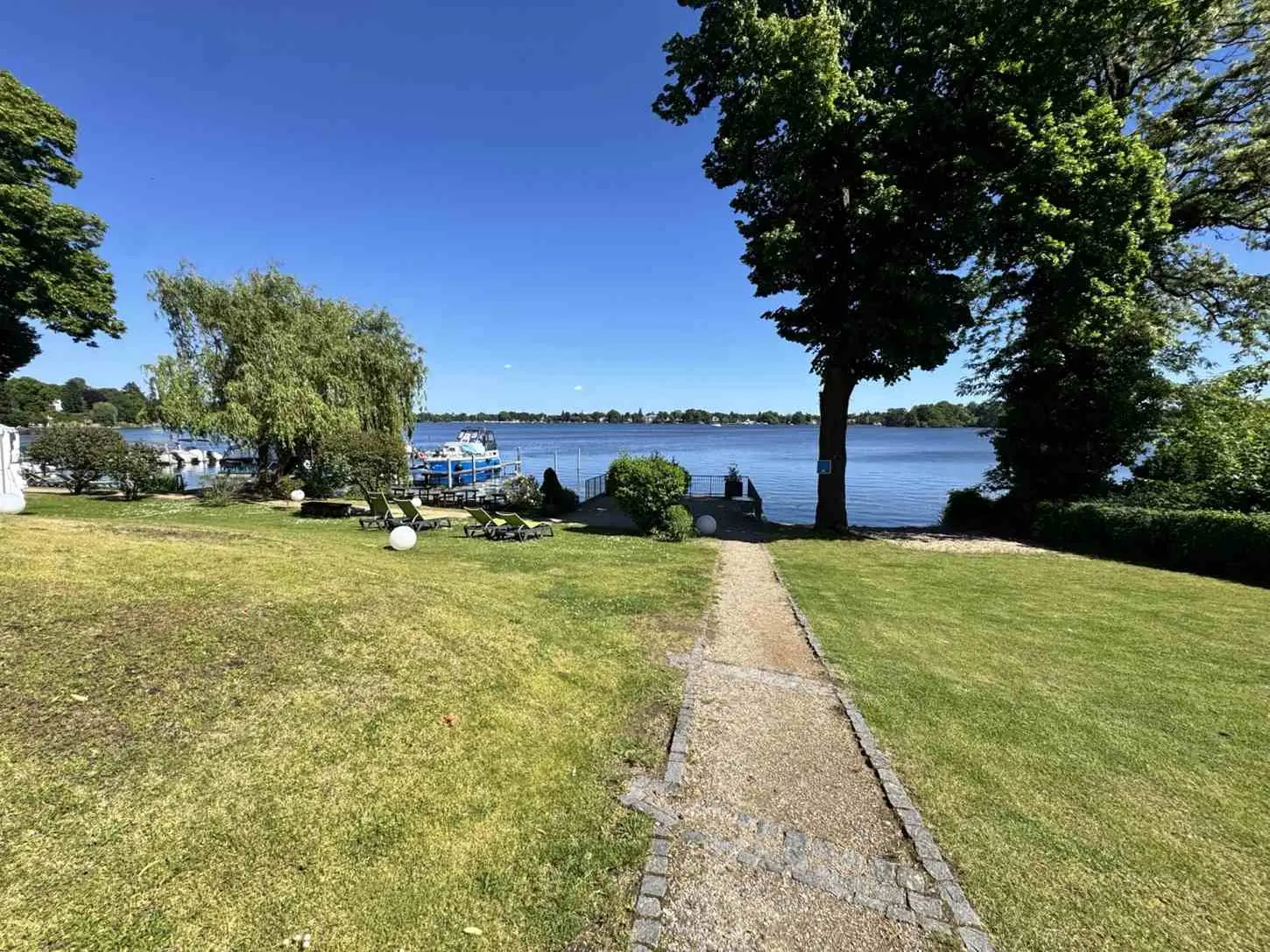 Hotelweg mit Blick auf den Dämeritzsee in Berlin-Hessenwinkel