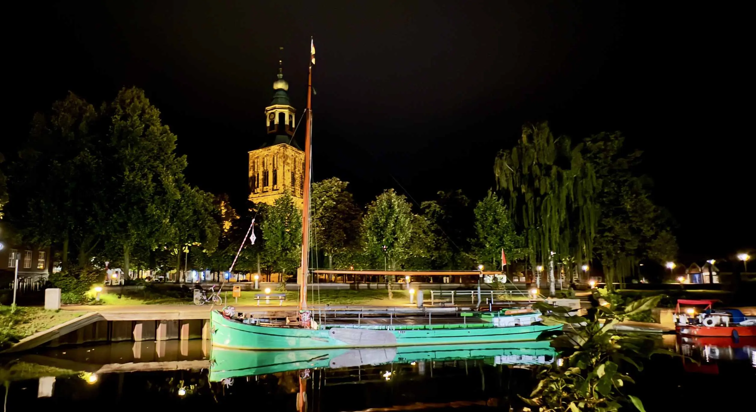 Alte Kirche am Markt mit der Jantje auf der Vechte