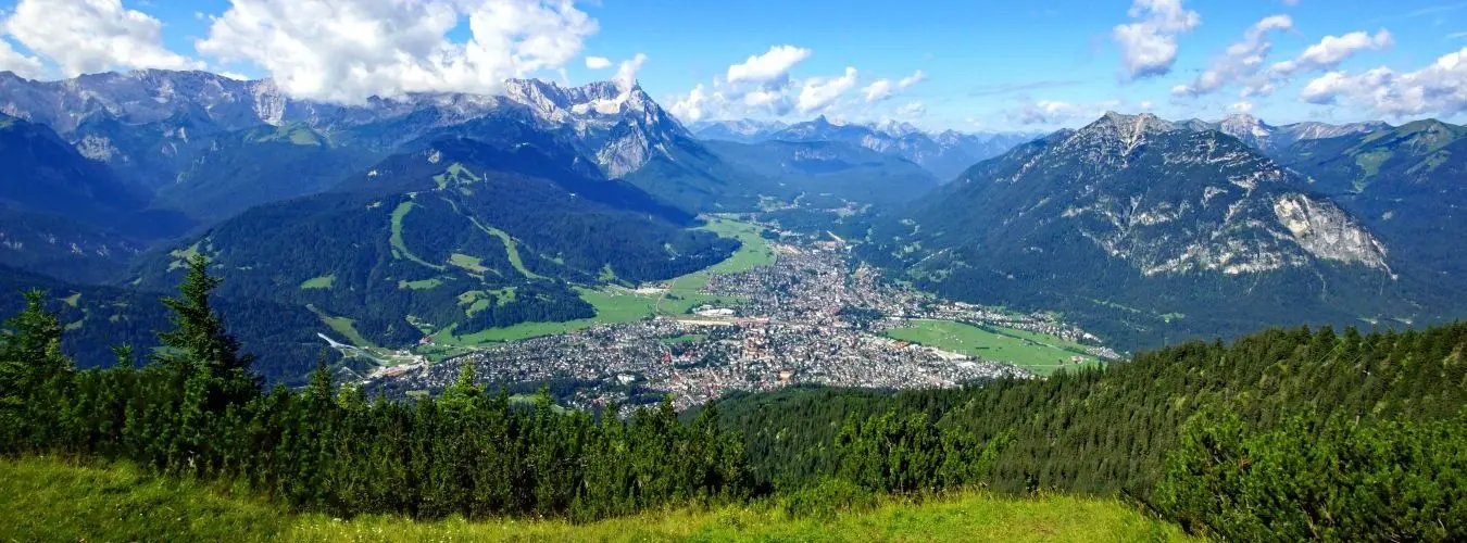 Garmisch-Partenkirchen Vista panoramica con le Alpi sullo sfondo