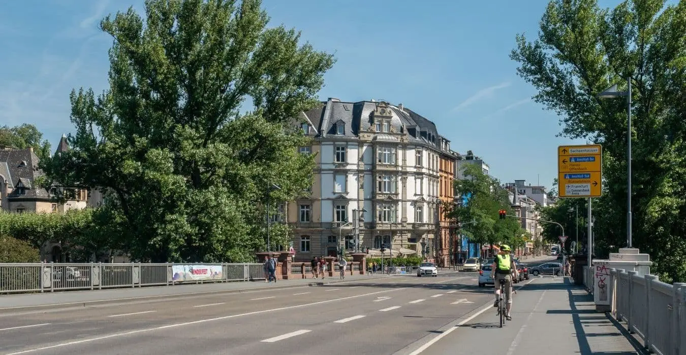 Blick in die Schweizer Straße von der Untermainbrücke