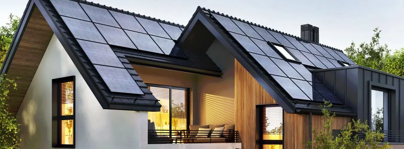 Neubau mit vollflächiger Solaranlage auf dem Satteldach – Symbolbild für energieeffiziente Wohnimmobilien
