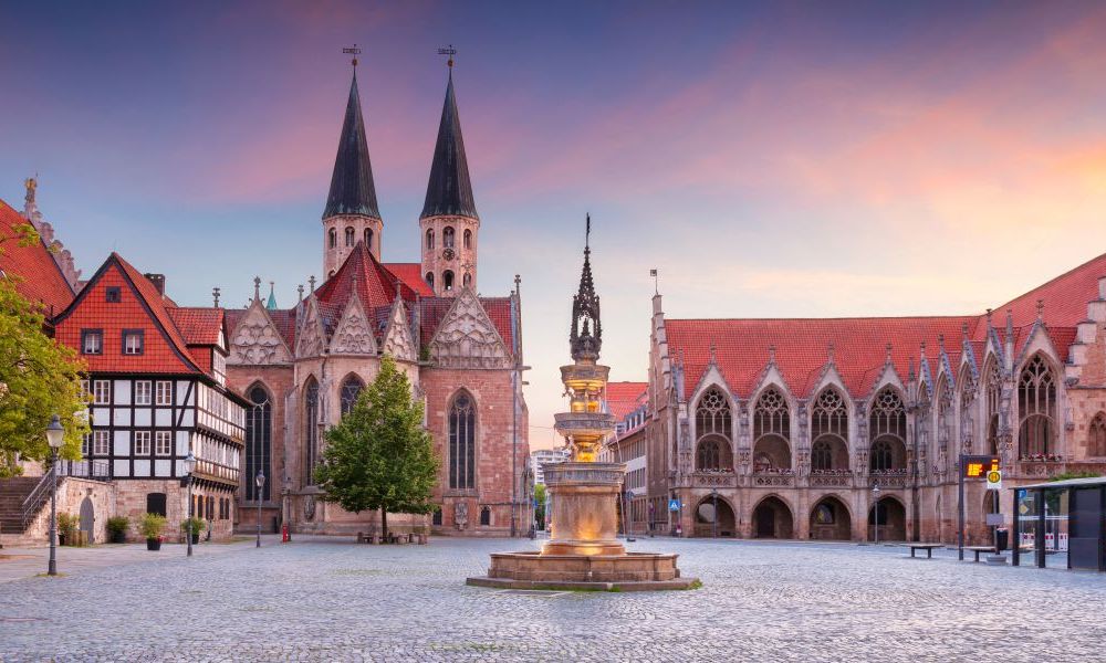 Praça do mercado em Braunschweig ao anoitecer