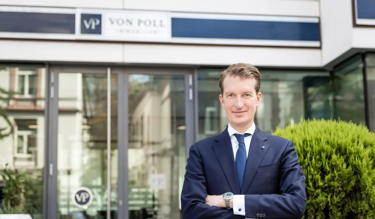 Tim Wistokat vor dem Eingang der VPI Zentrale in Frankfurt am Main