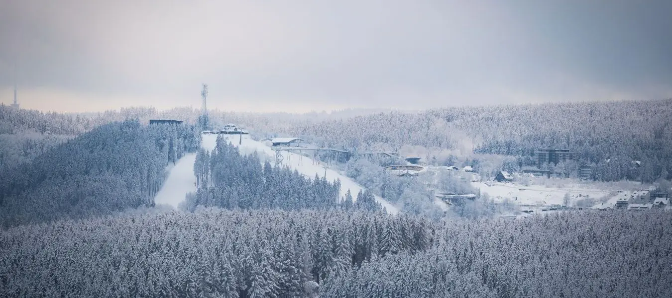 Erlebnisberg Kappe im Winter aus der Ferne, Winterberg, Sauerland