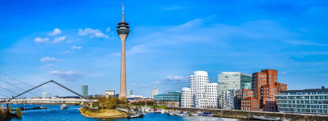 Düsseldorfer Skyline bei strahlend blauem Himmel