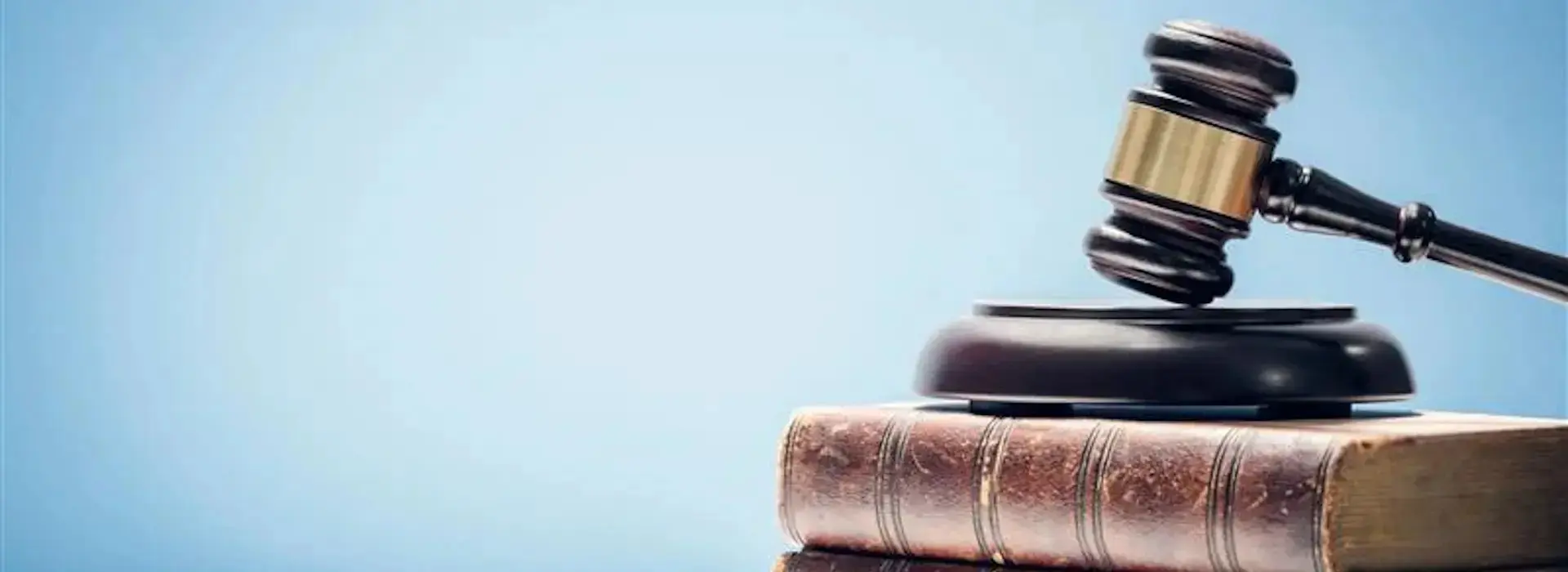 Richterhammer auf einem Stapel Bücher