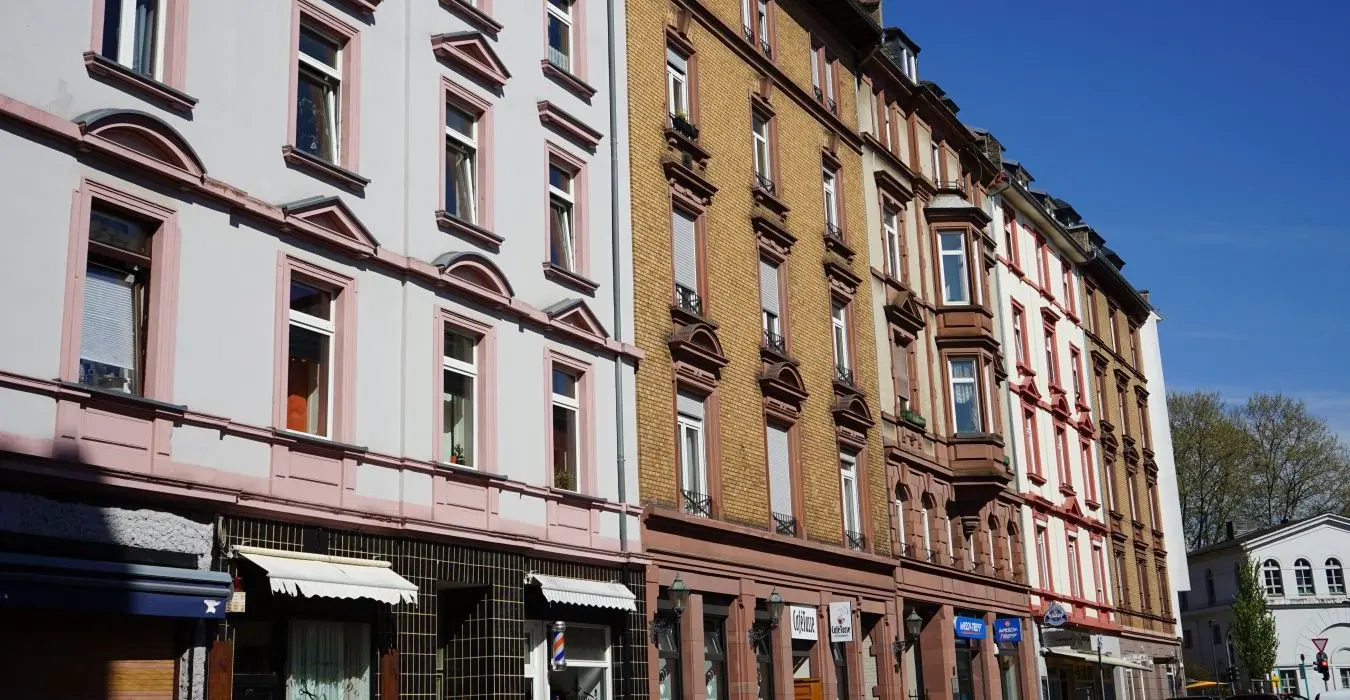 Schöne Häuserzeile mit sanierten Altbauten in Naturfarben und Geschäften in der Wallstraße