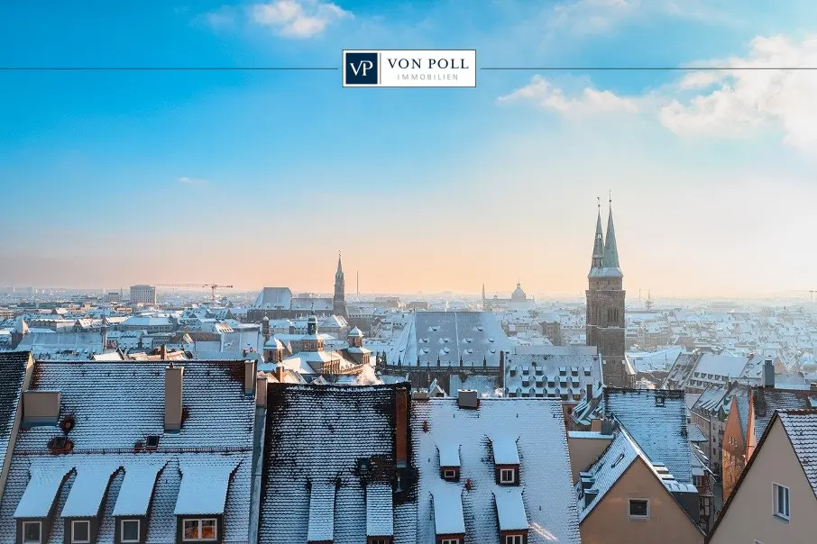 Vue du château de Nuremberg sur la ville enneigée de Nuremberg en hiver, avec les toits recouverts de neige.