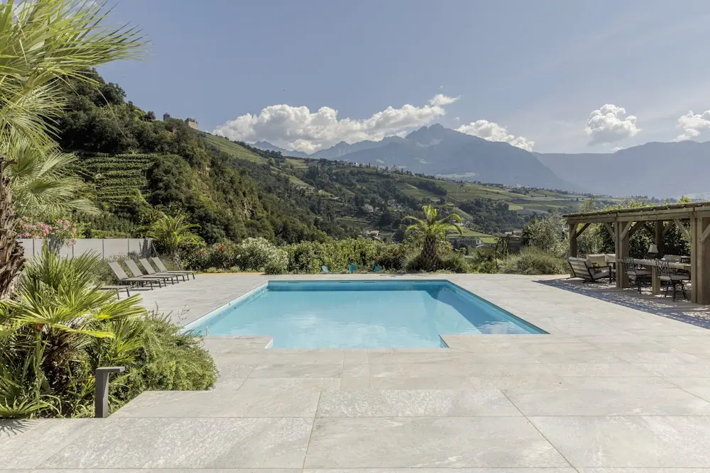 Großzügiger Pool mit Blick in die Natur