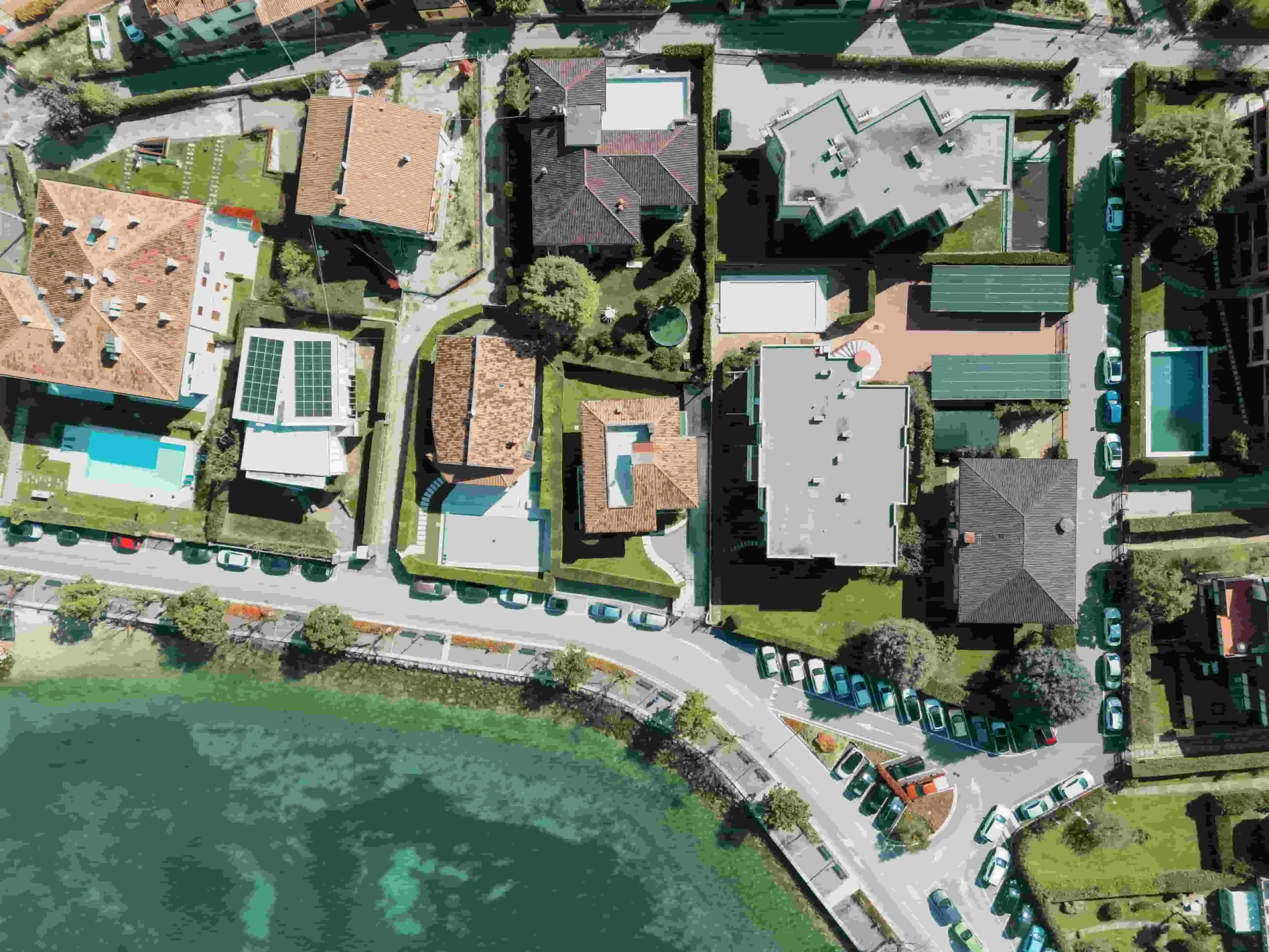 Vogelperspektive auf die Häuser direkt am See