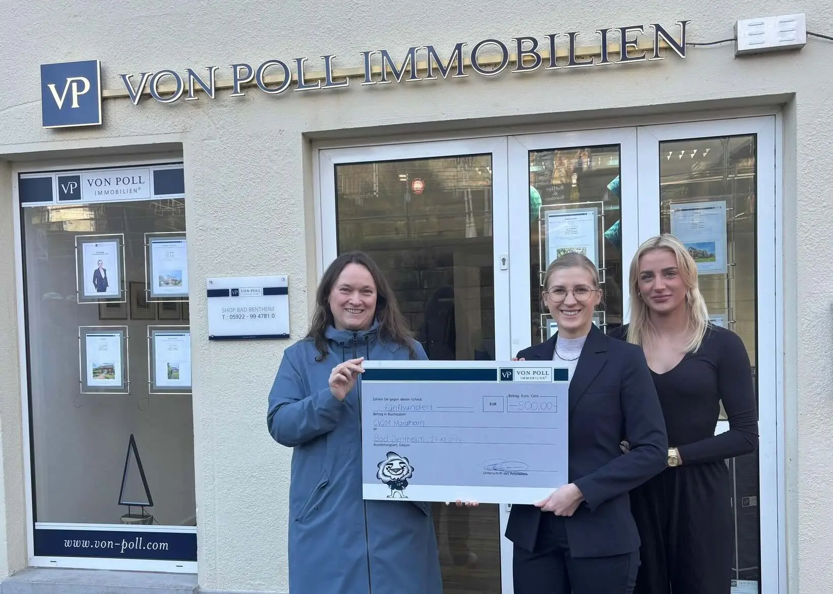 Gundula Finck, del CvJM Nordhorn, recibe un cheque donativo de 500 euros.