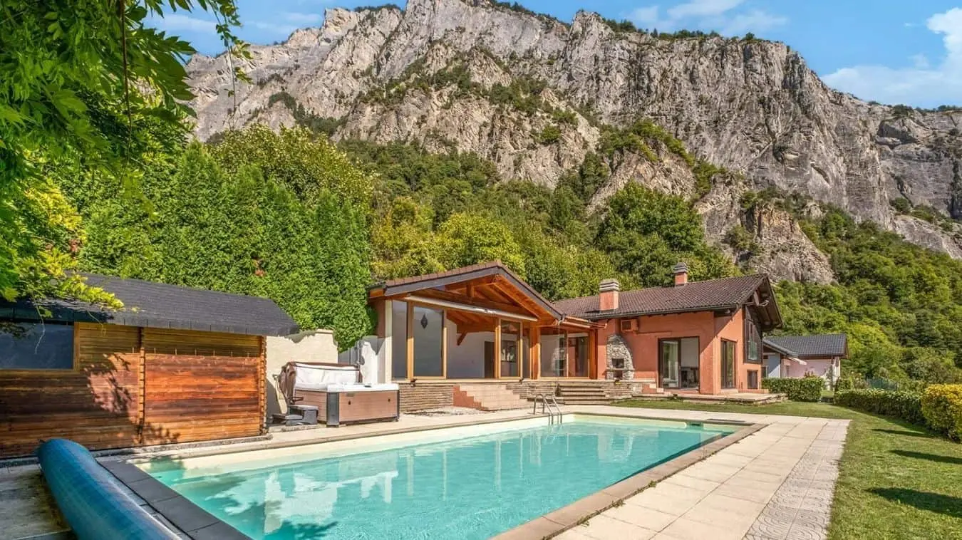 Villa am Berghang