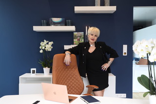 Immobilienmaklerin in einem Büro