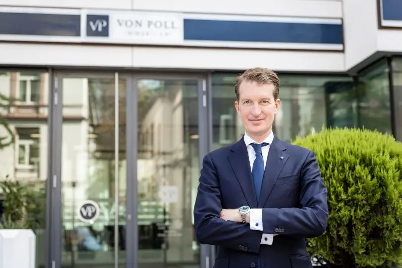 Tim Wistokat vor dem VON POLL IMMOBILEIN Haupteingang in der Zentrale in Frankfurt
