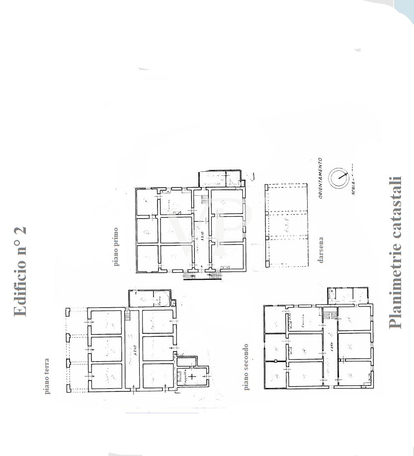 Historische Villa mit mehreren Nebengebäuden am See