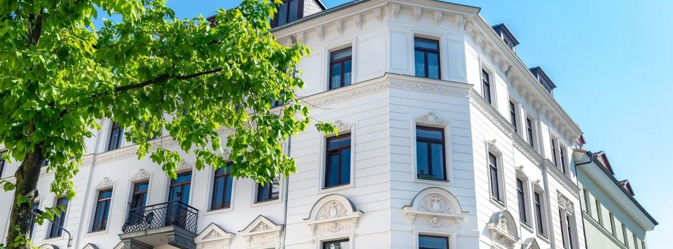 nobles, saniertes Altbauhaus in Deutschland, helle Fassade