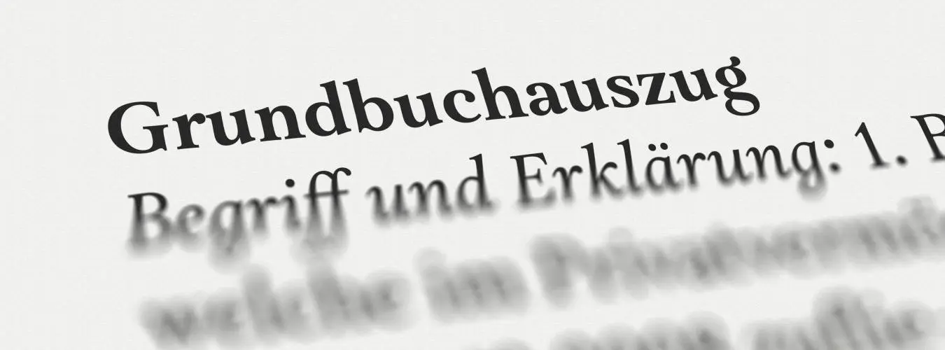Grundbuchauszug anfordern: Schriftzug „Grundbuchauszug – Begriff und Erklärung“ als Symbolbild für das wichtigste Dokument beim Immobilienverkauf