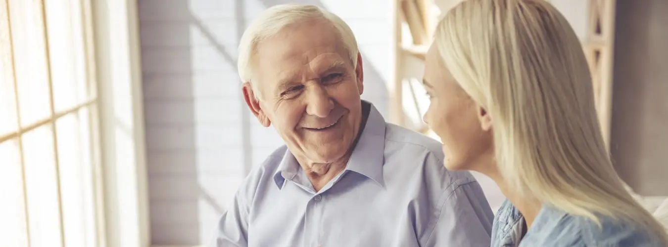 Un homme âgé en conversation avec une jeune femme