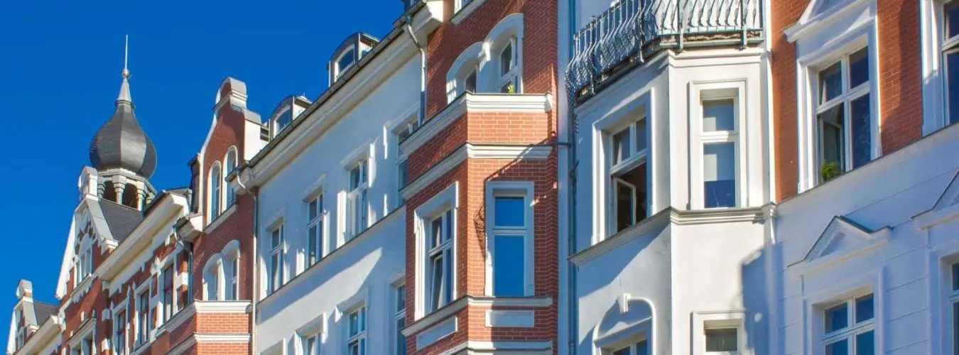 Maisons multifamiliales dans un environnement urbain