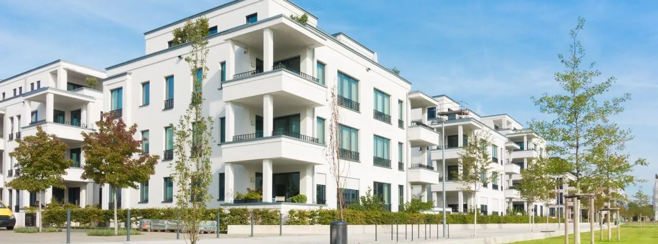 Immeuble collectif - quartier résidentiel et parc