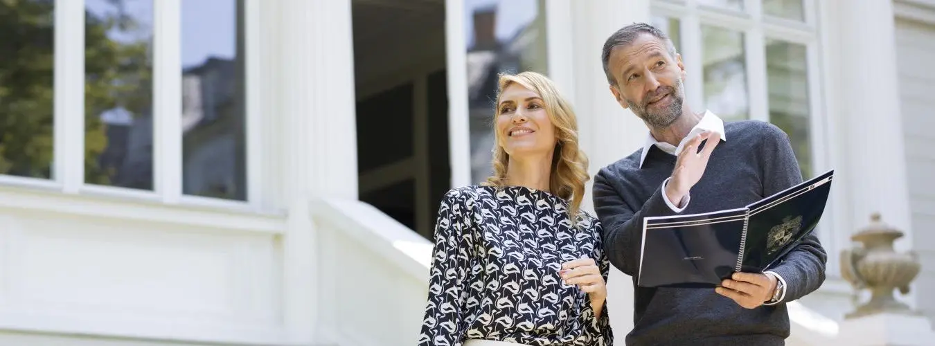 Couple avec bloc-notes lors de la visite d'un bien immobilier