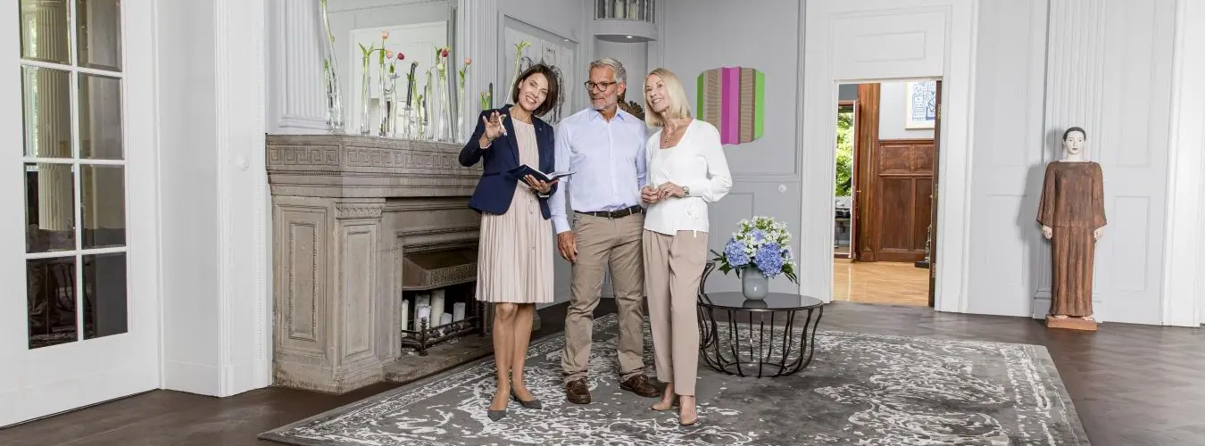 Agent immobilier en discussion avec des personnes intéressées