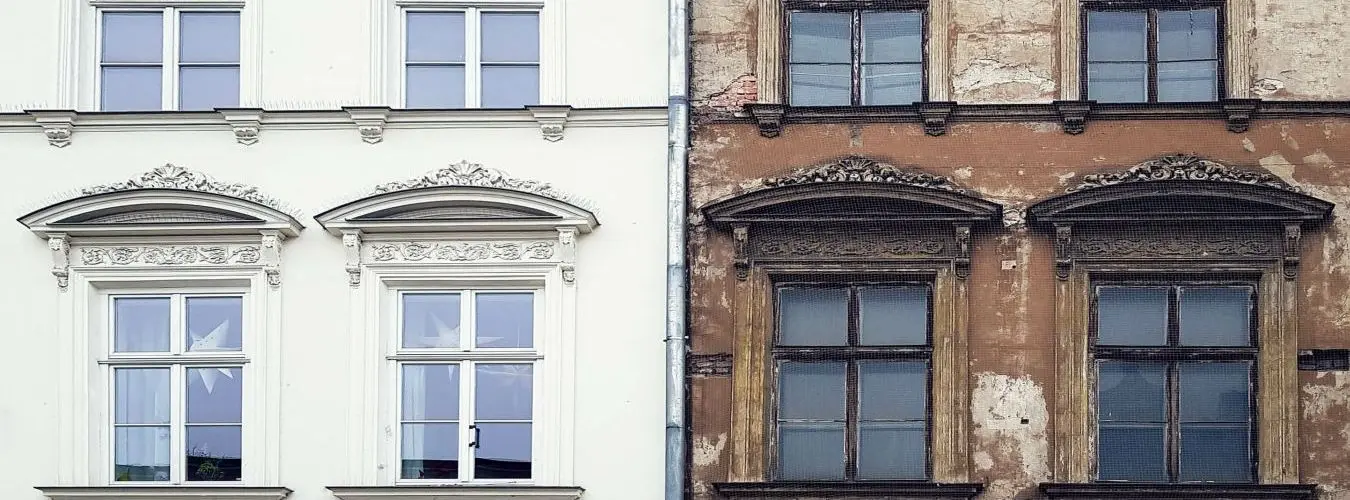 Comparaison entre un bâtiment ancien rénové et un bâtiment nécessitant une rénovation