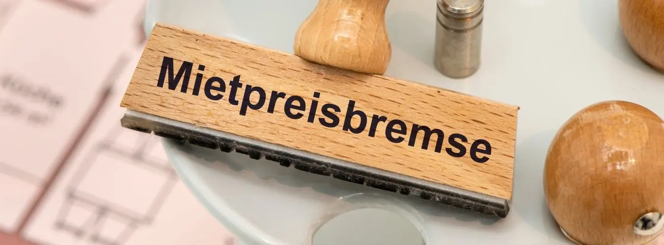 Un tampon en bois porte l'inscription "Contrôle des loyers" au-dessus du plan d'un appartement en location.