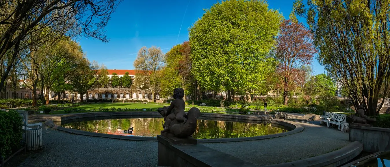 Heruntergeladen Datei Nr.: 243267957 Neobarockes Gartenjuwel: der denkmalgeschützte Körnerpark in Berlin-Neukölln, Blick von Osten - Panorama