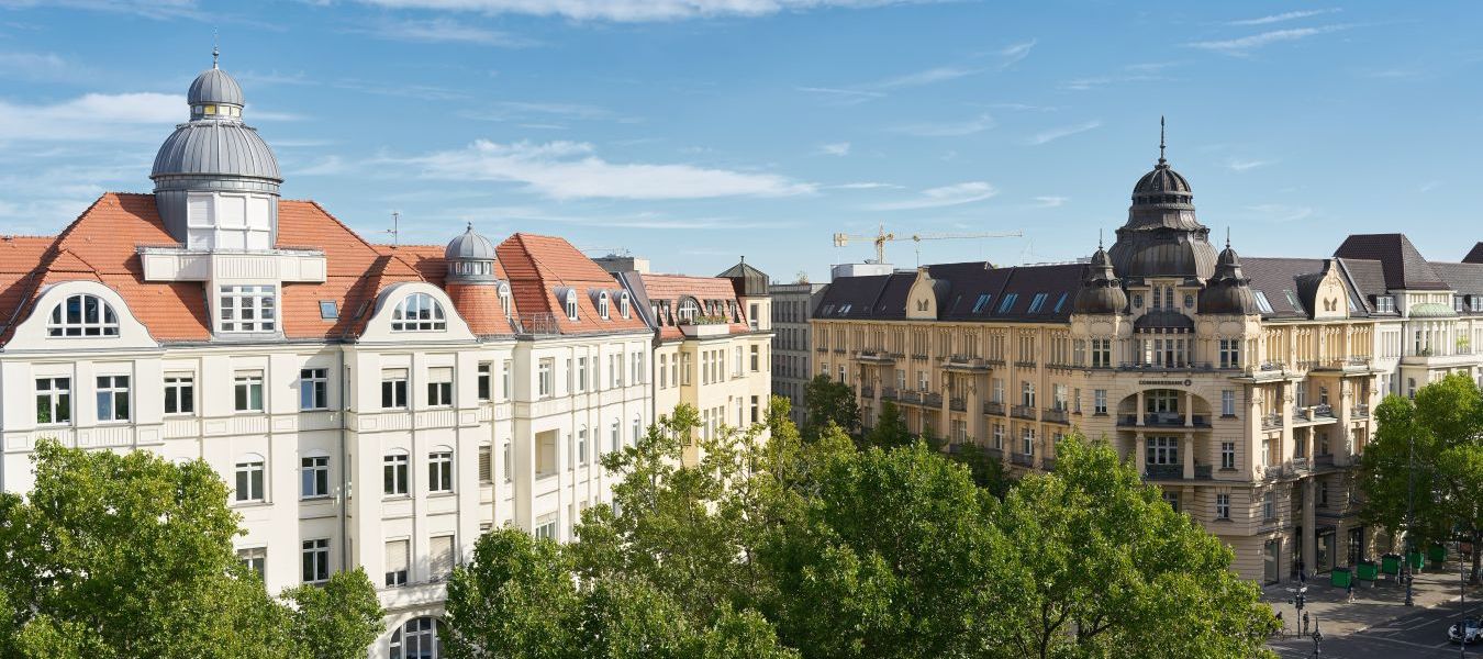 Teure Immobilien in Form von historischen herrschaftlichen Wohnh&auml;usern und Gesch&auml;ftsh&auml;usern der Gr&uuml;nderzeit am Kurf&uuml;rstendamm in Berlin