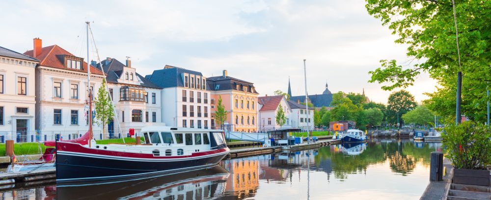 Boote ankern in einem Hafen, Oldenburg, Deutschland.