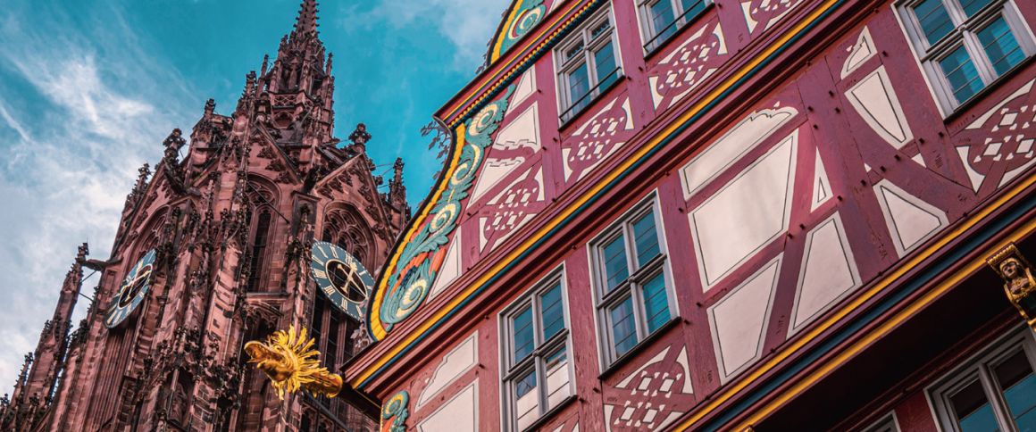 Haus zur goldenen Waage mit Frankfurter Dom im Hintergrund 