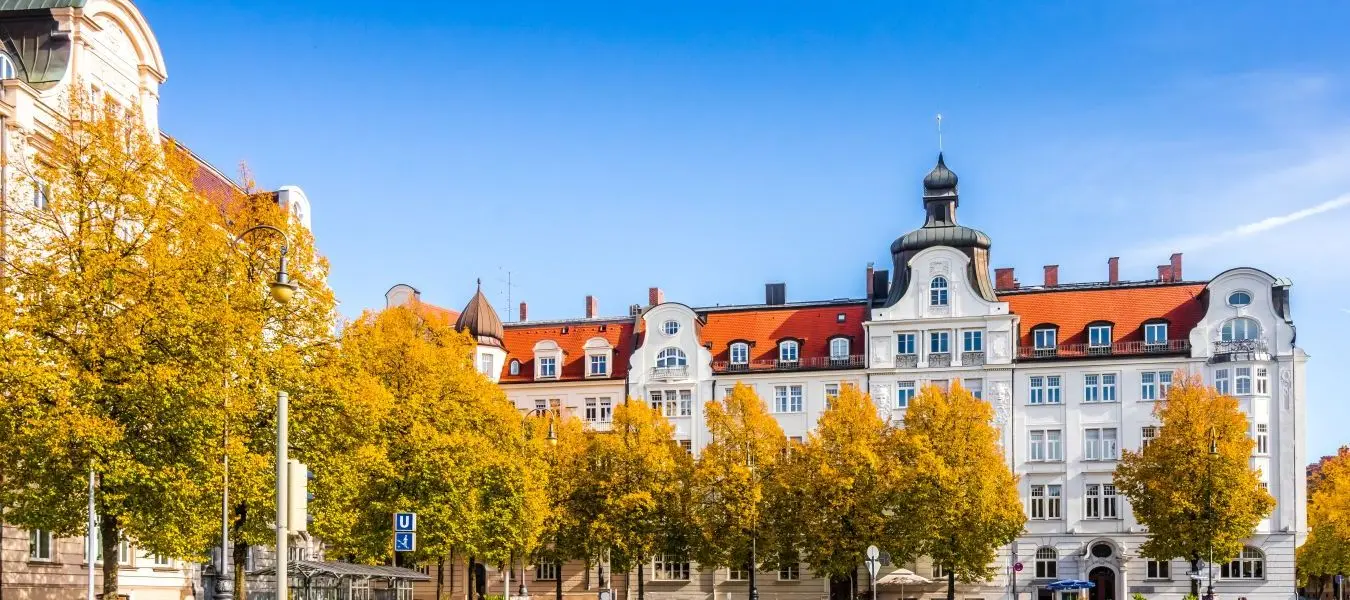 Blick auf historische Geb&auml;ude am Prinzregentenplatz in M&uuml;nchen Bogenhausen