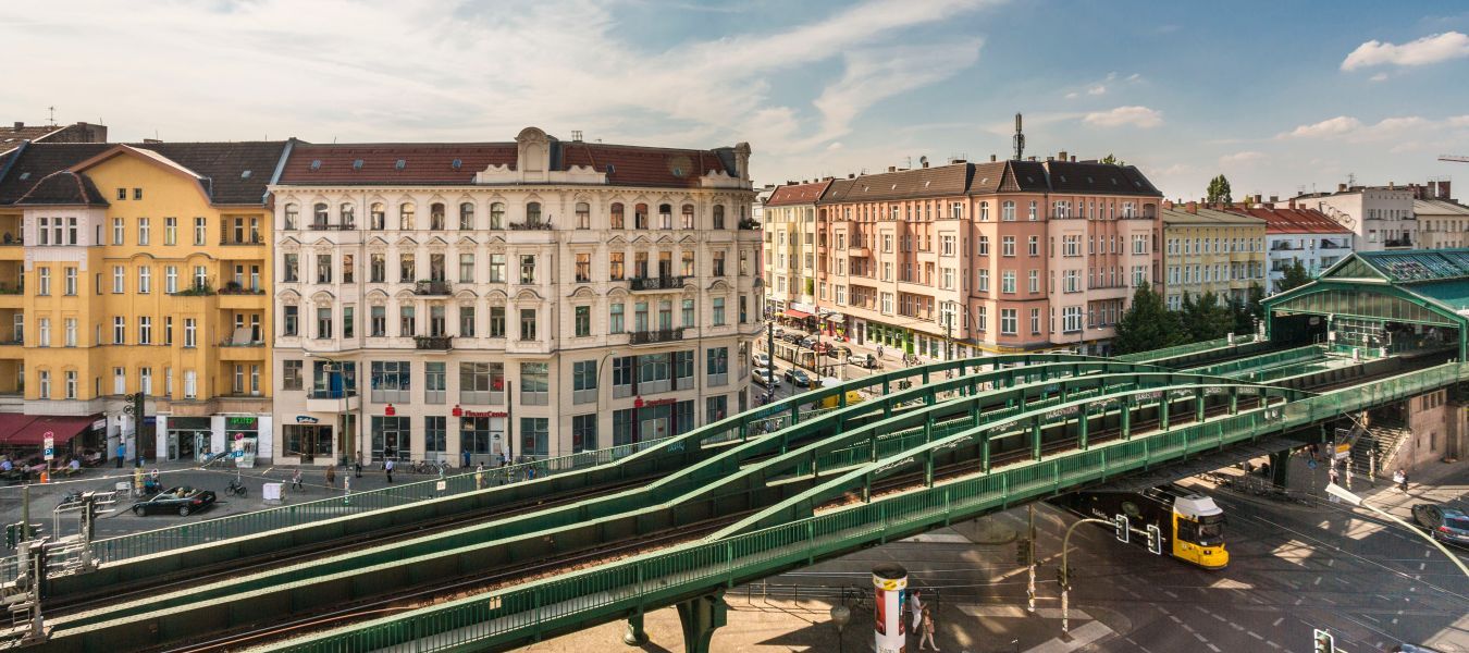 Blick auf die Eberswalder Stra&szlig;e und den Platz in Berlin Prenzlauer Berg, Deutschland