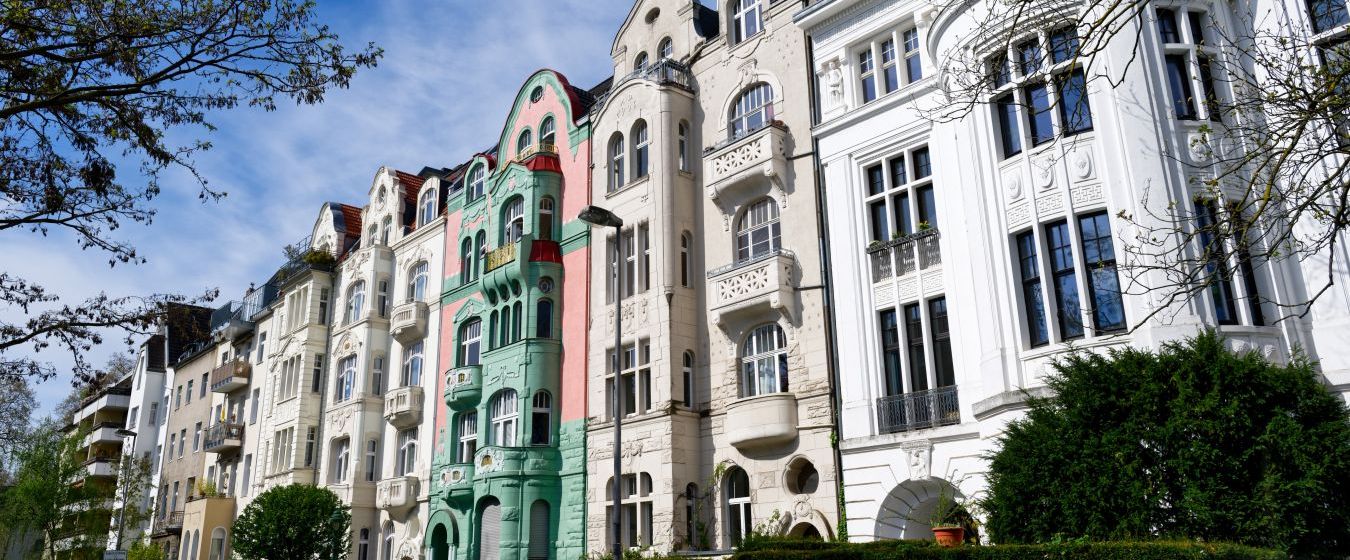 Fassaden schöner Jugendstilhäuser im Kölner Südstadtviertel