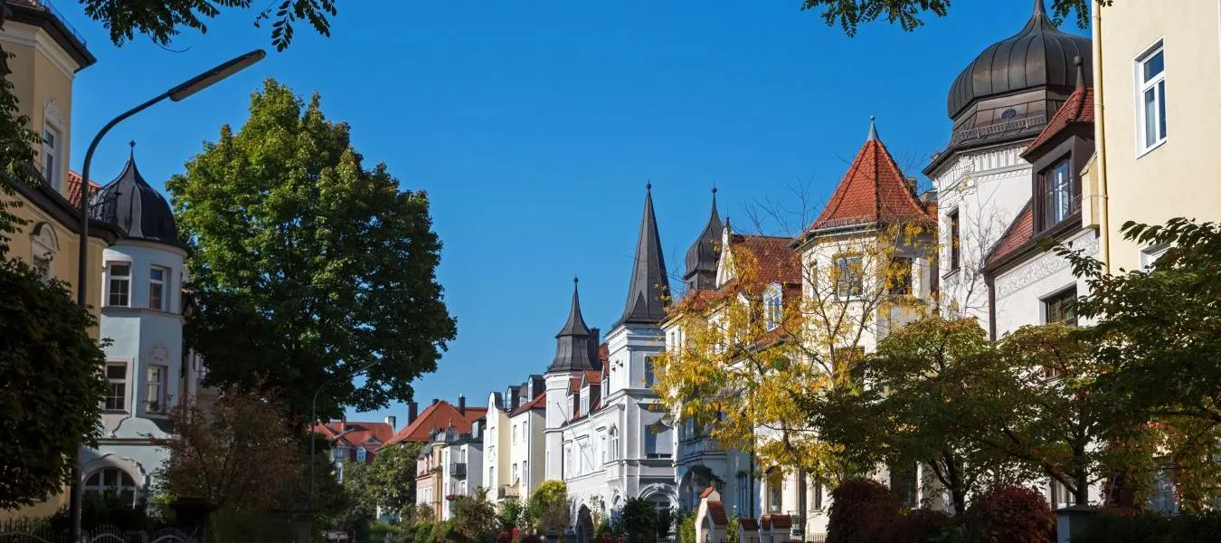 Historische Geb&auml;ude mit T&uuml;rmchen und Giebeln, M&uuml;nchner Stadtteil Neuhausen