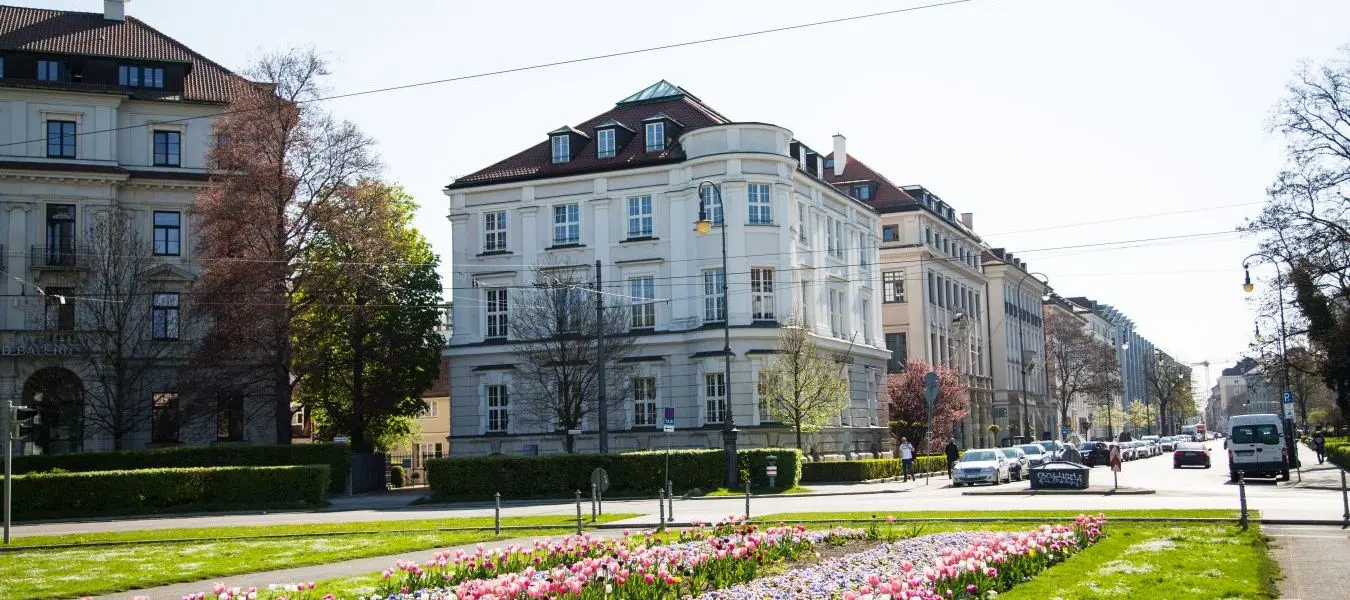 Der Karolinenplatz in M&uuml;nchen im Fr&uuml;hling, wundersch&ouml;n mit Tulpen bepflanzt.