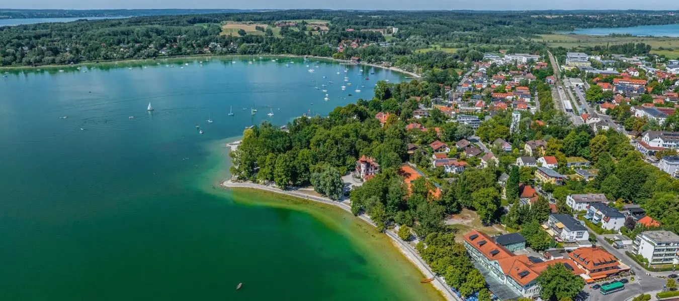 Panoramablick über den Kurpark von Herrsching am Ammersee nach Norden