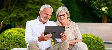 Ehepaar beim Lesen auf einem Tablet